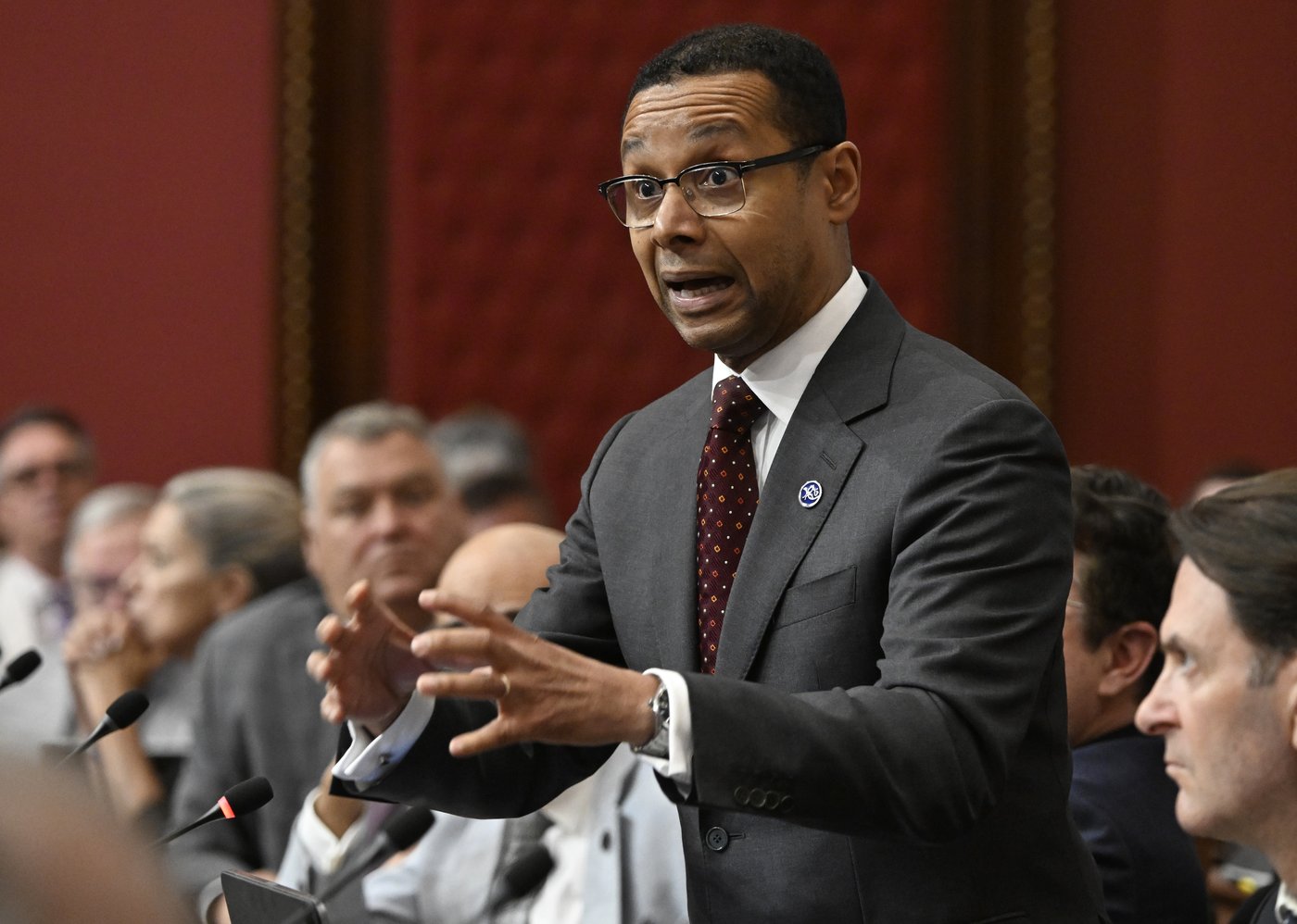 Des organismes communautaires envoient une mise en demeure à Carmant et LeBel