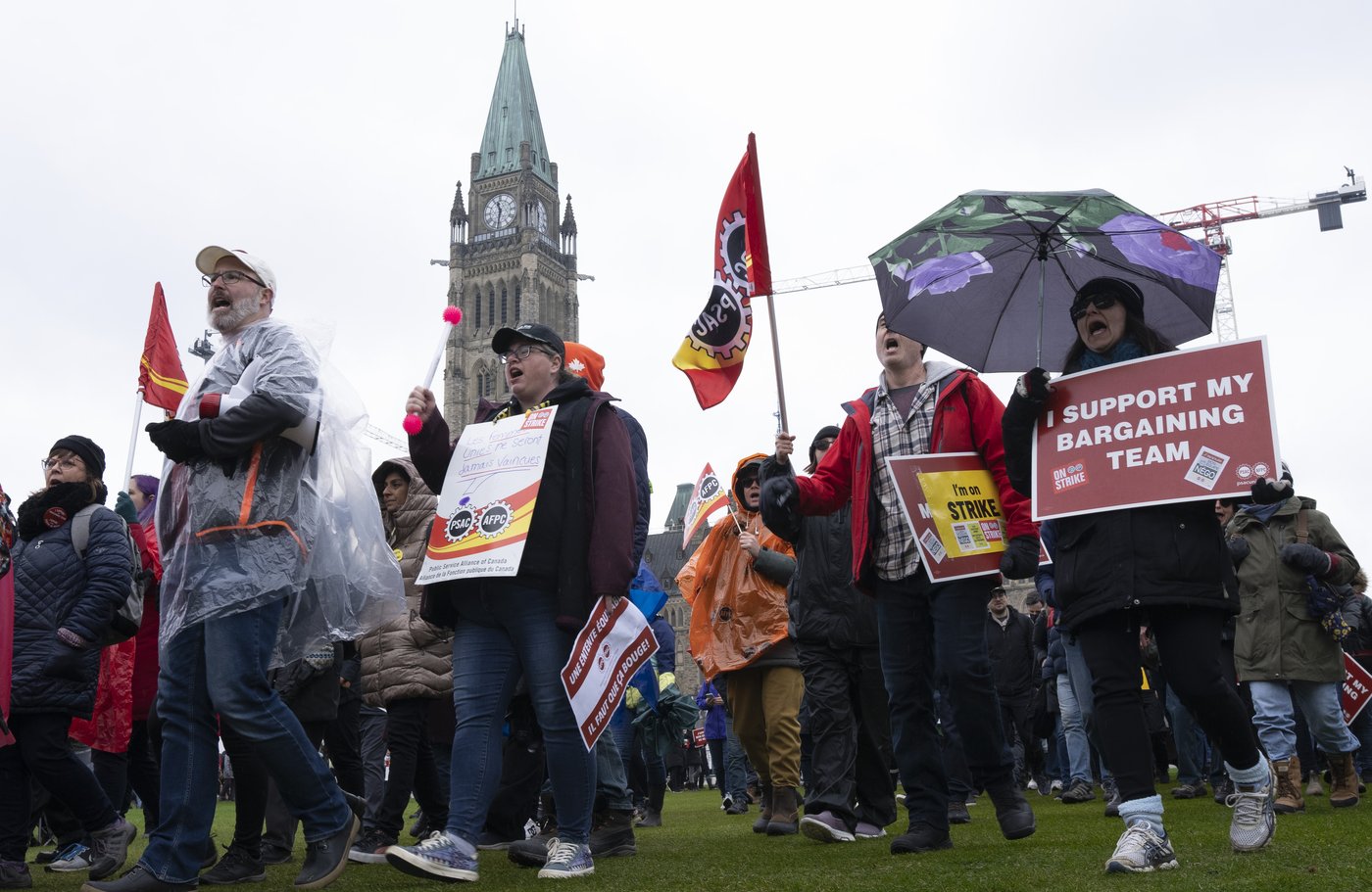 Un syndicat reprend les négociations pour plus de 120 000 fonctionnaires.