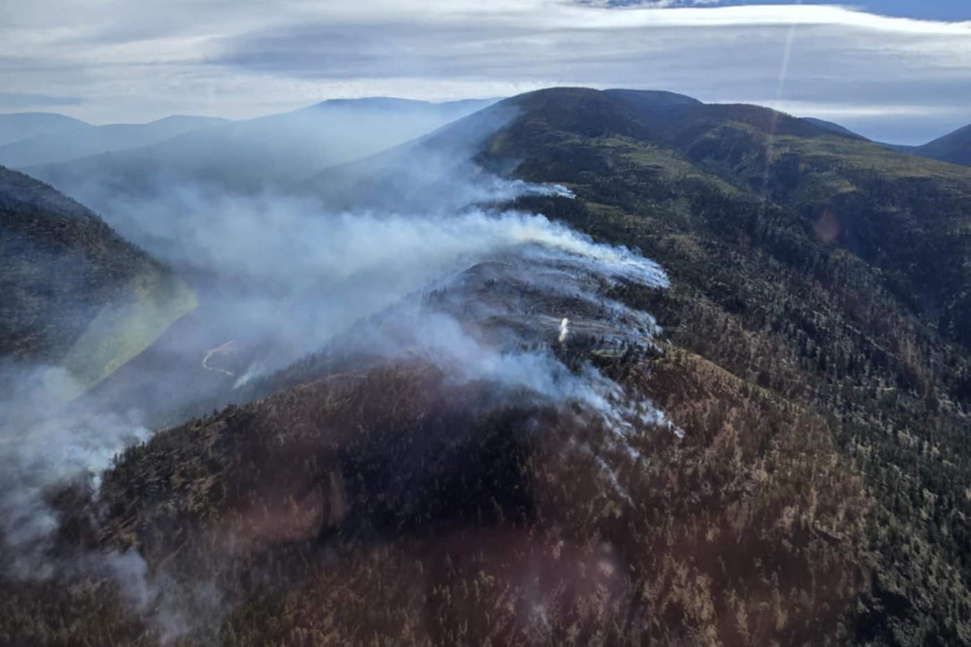 C.-B. : La roue d'une remorque de la GRC a déclenché l'incendie de forêt à Lytton
