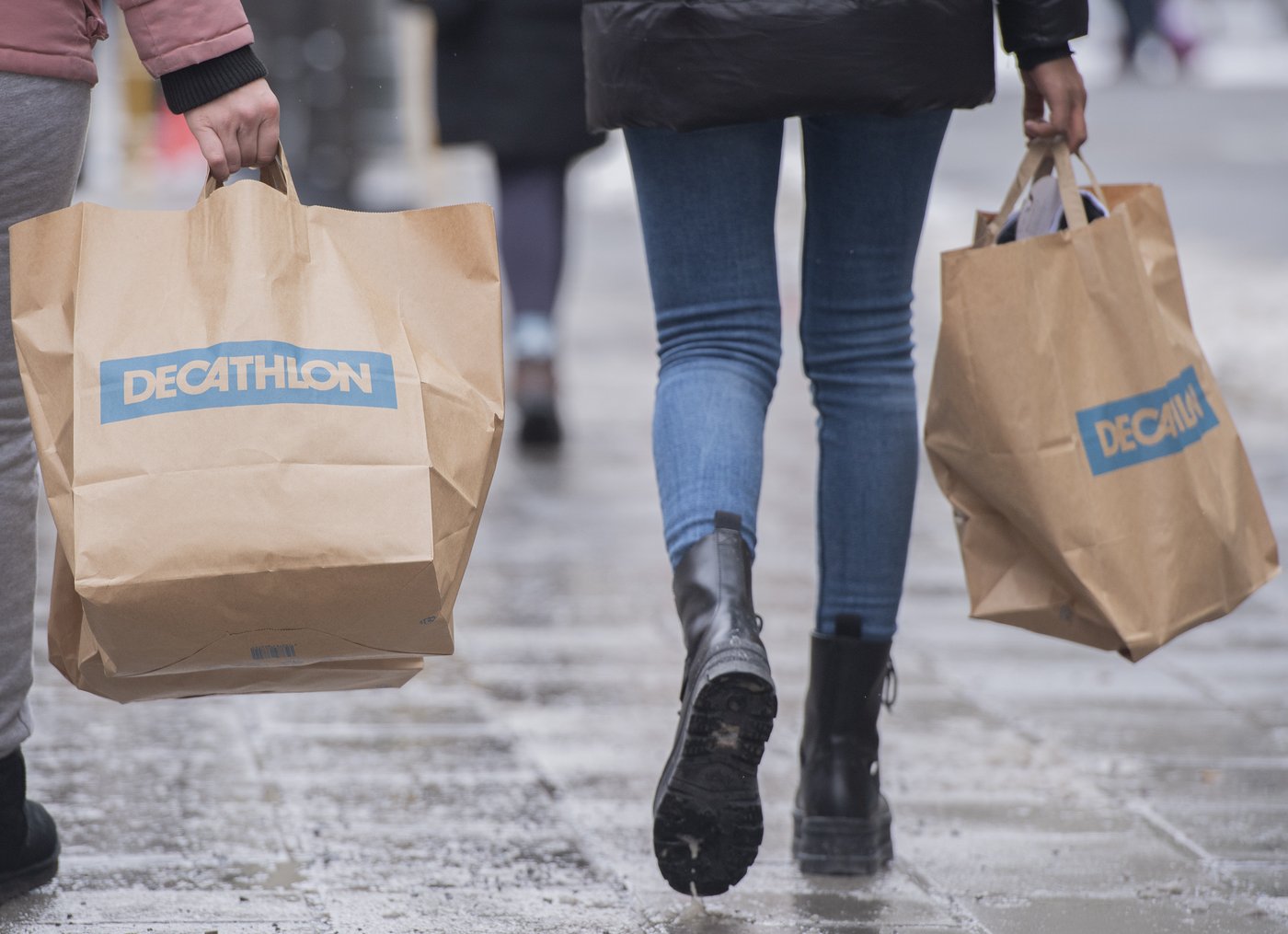 Projet pilote: des magasins ouvriront plus tard la fin de semaine dans trois villes