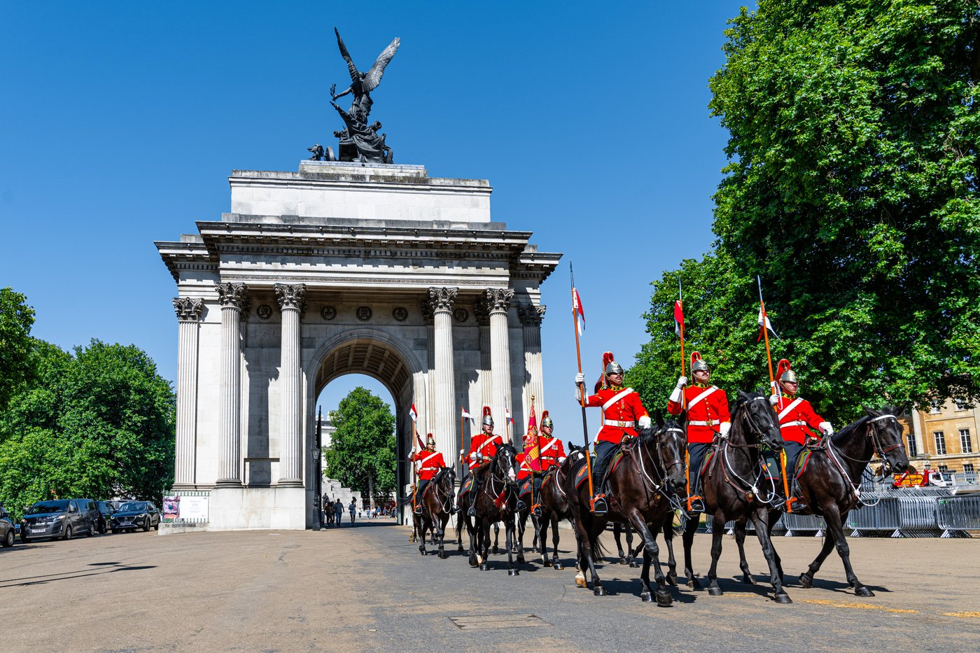 Une troupe de l'armée montée d'Edmonton garde l'entrée des palais royaux de Londres