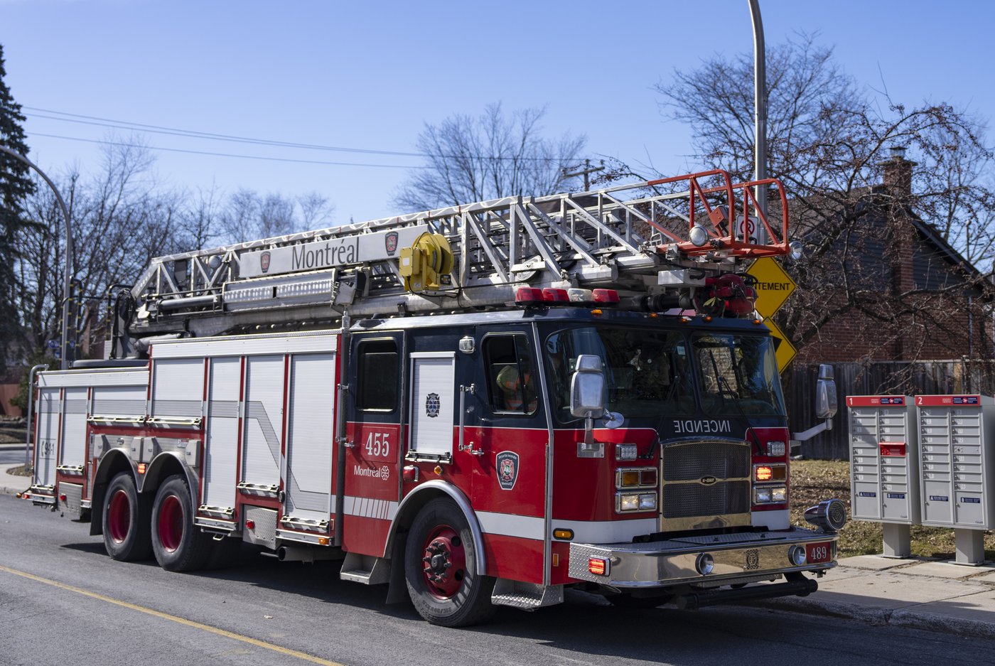 Un immeuble du centre-ville de Montréal est ravagé par un incendie majeur