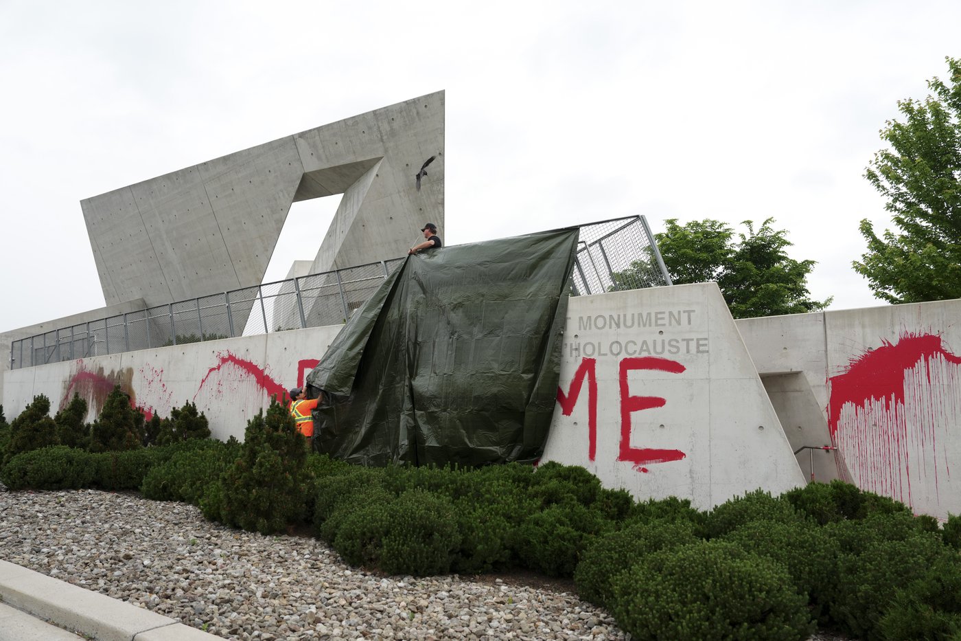 L'homme qui a vandalisé le monument national de l'Holocauste plaide coupable