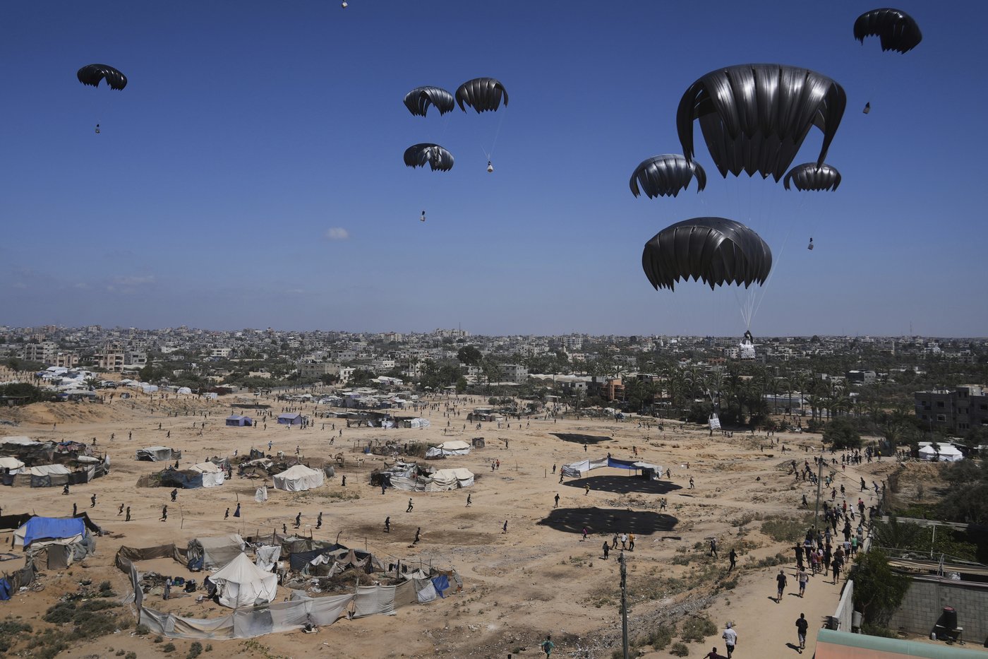 De l'aide canadienne parachutée à Gaza après l'assouplissement des restrictions