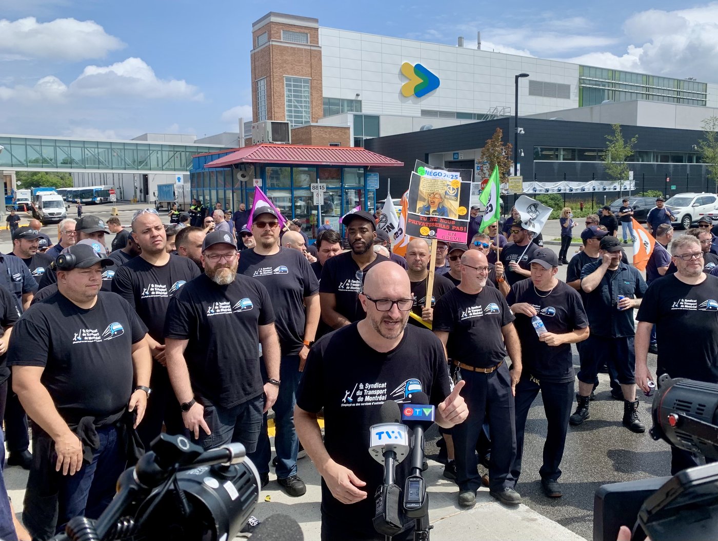 Exaspérés par l'immobilisme de la STM, les employés de soutien songent à la grève