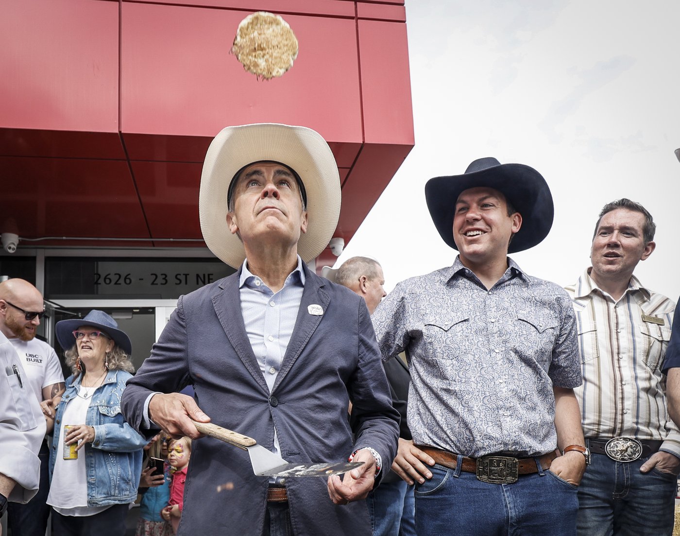 Mark Carney peine à retourner des crêpes au Stampede de Calgary