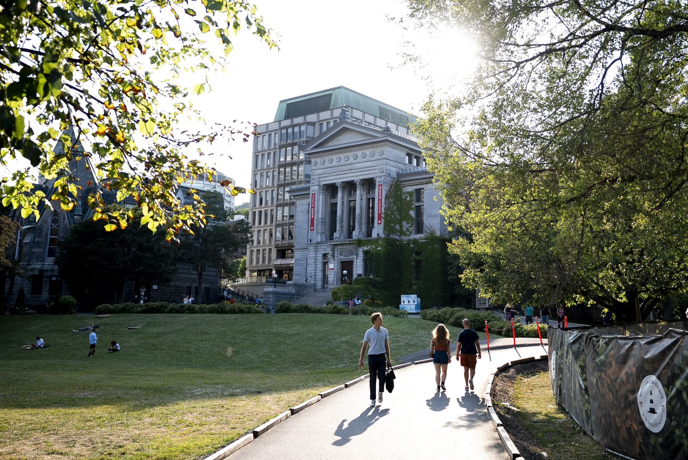 Des universités canadiennes adoptent l'IA, mais la prudence est de mise