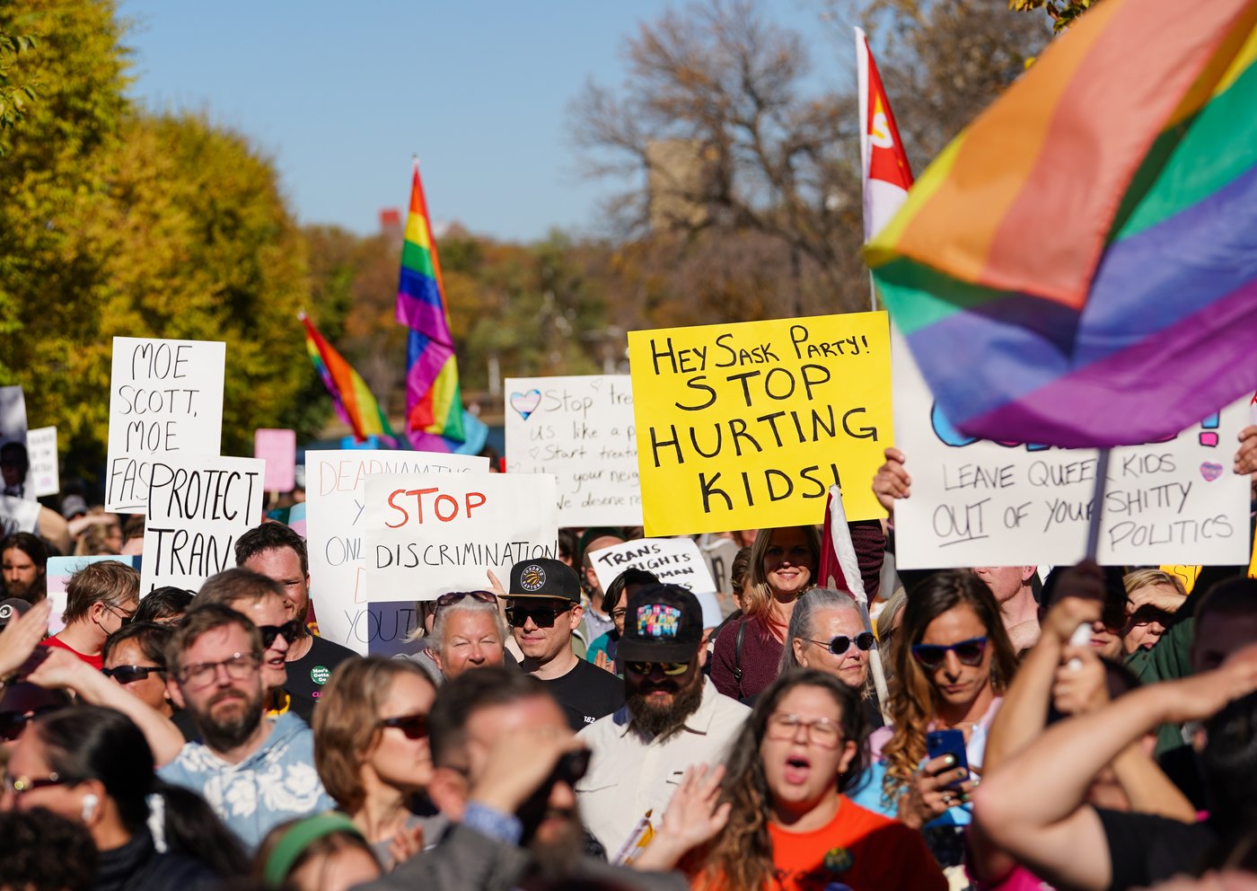 La contestation de la loi sur les pronoms de la Saskatchewan peut aller de l'avant