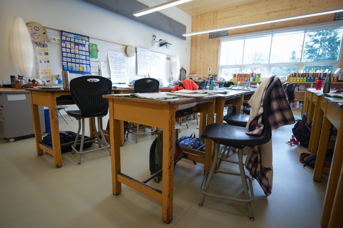 Des parents en colère se rassemblent contre les restrictions budgétaires en éducation