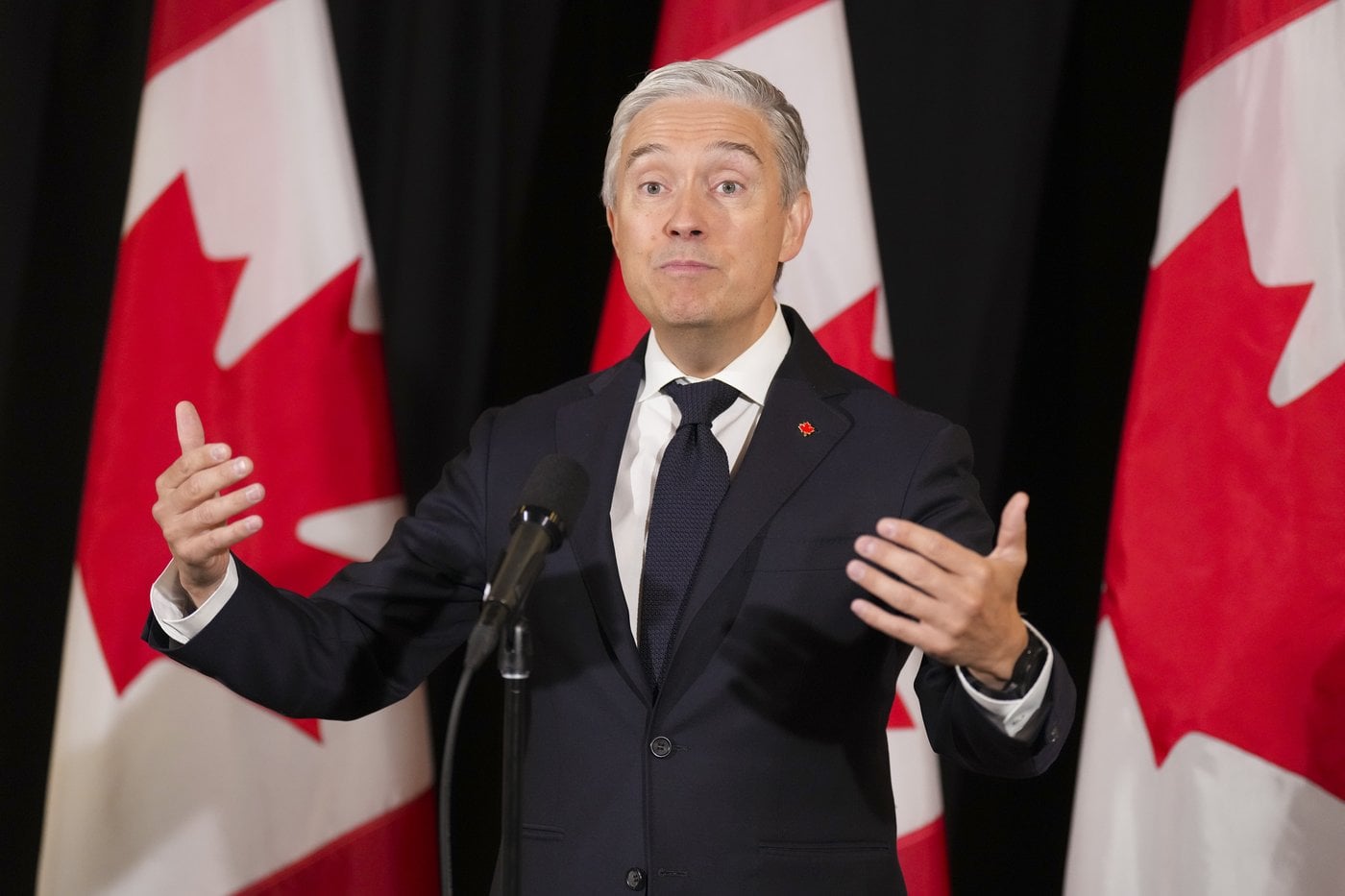 Le gouvernement demande aux hauts fonctionnaires d'examiner les contrats fédéraux