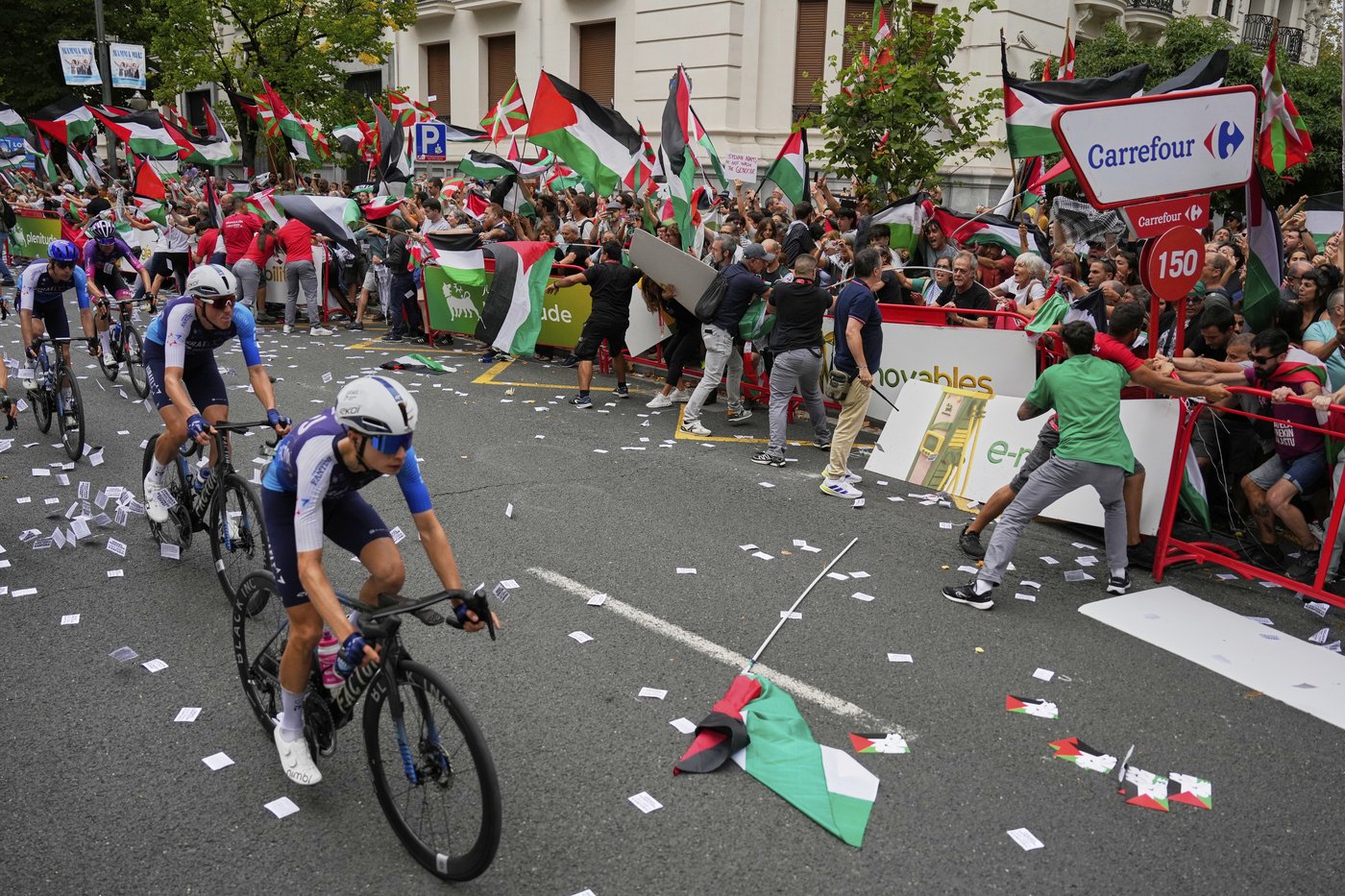 Un groupe propalestinien manifeste contre l'équipe IPT au Grand Prix cycliste