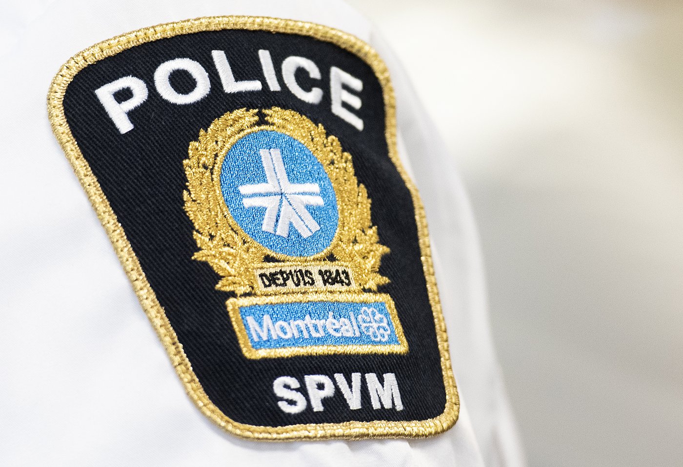 Une voiture termine sa course contre un arbre à Dollard-des-Ormeaux: un mort
