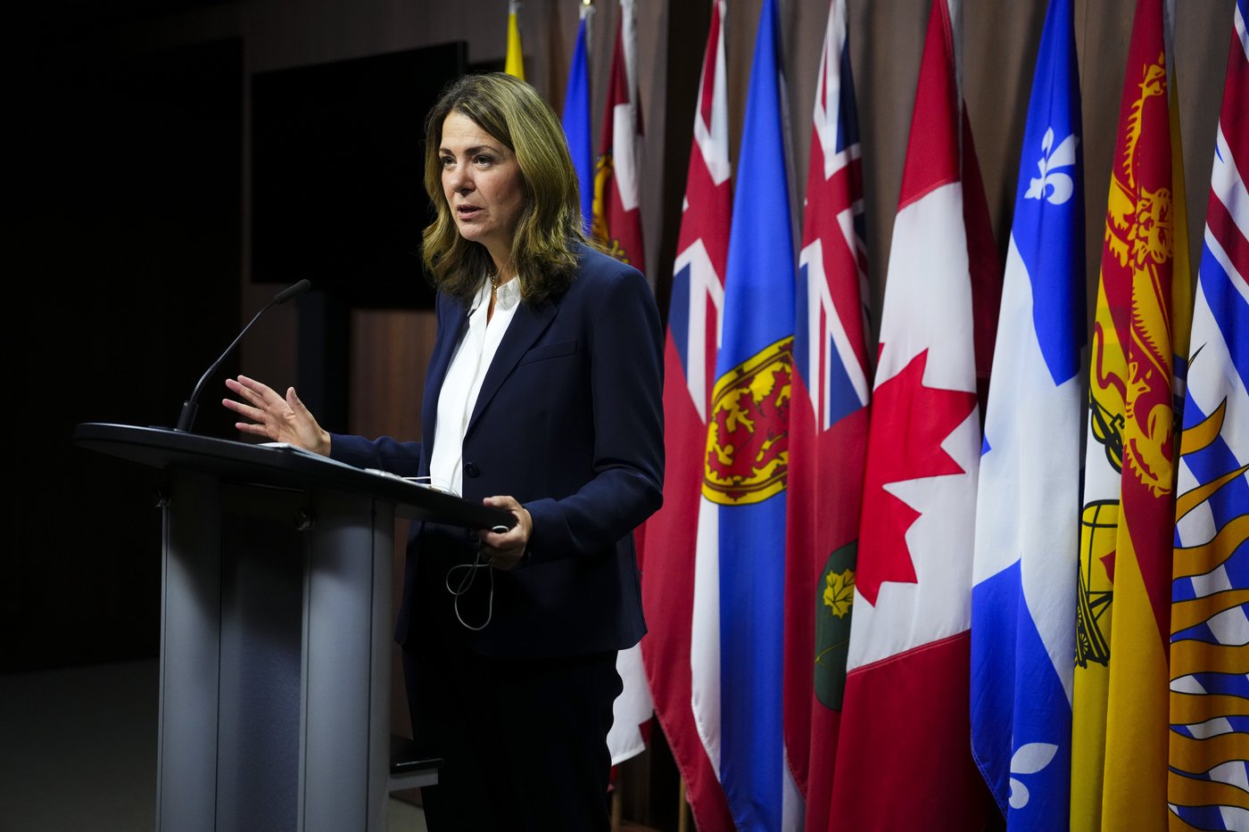 Smith se dit ouverte à des modifications du prix du carbone industriel en Alberta