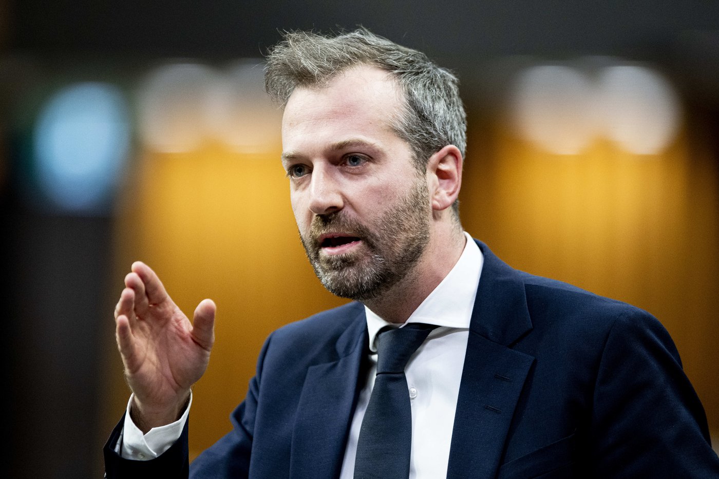 Le ministre Lightbound défend les modifications apportées aux bureaux de poste ruraux