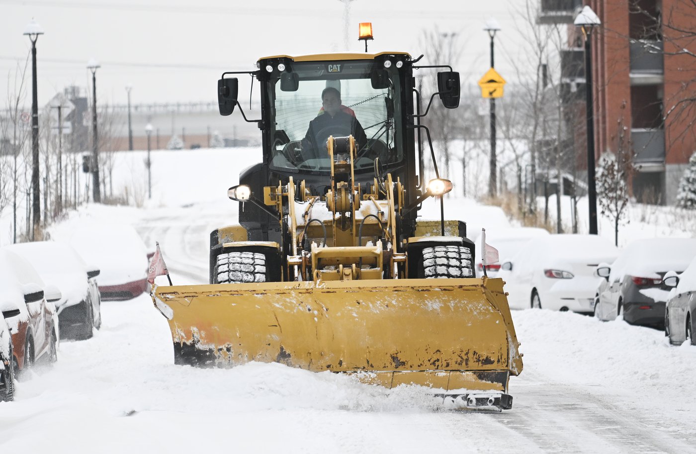 Plus de 360 000 foyers québécois sont sans électricité en raison de la neige lourde