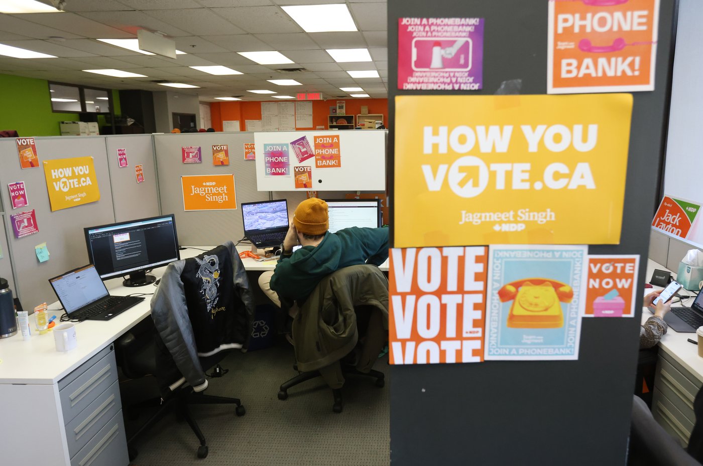 L'activiste montréalais Yves Engler dépose sa candidature pour la direction du NPD