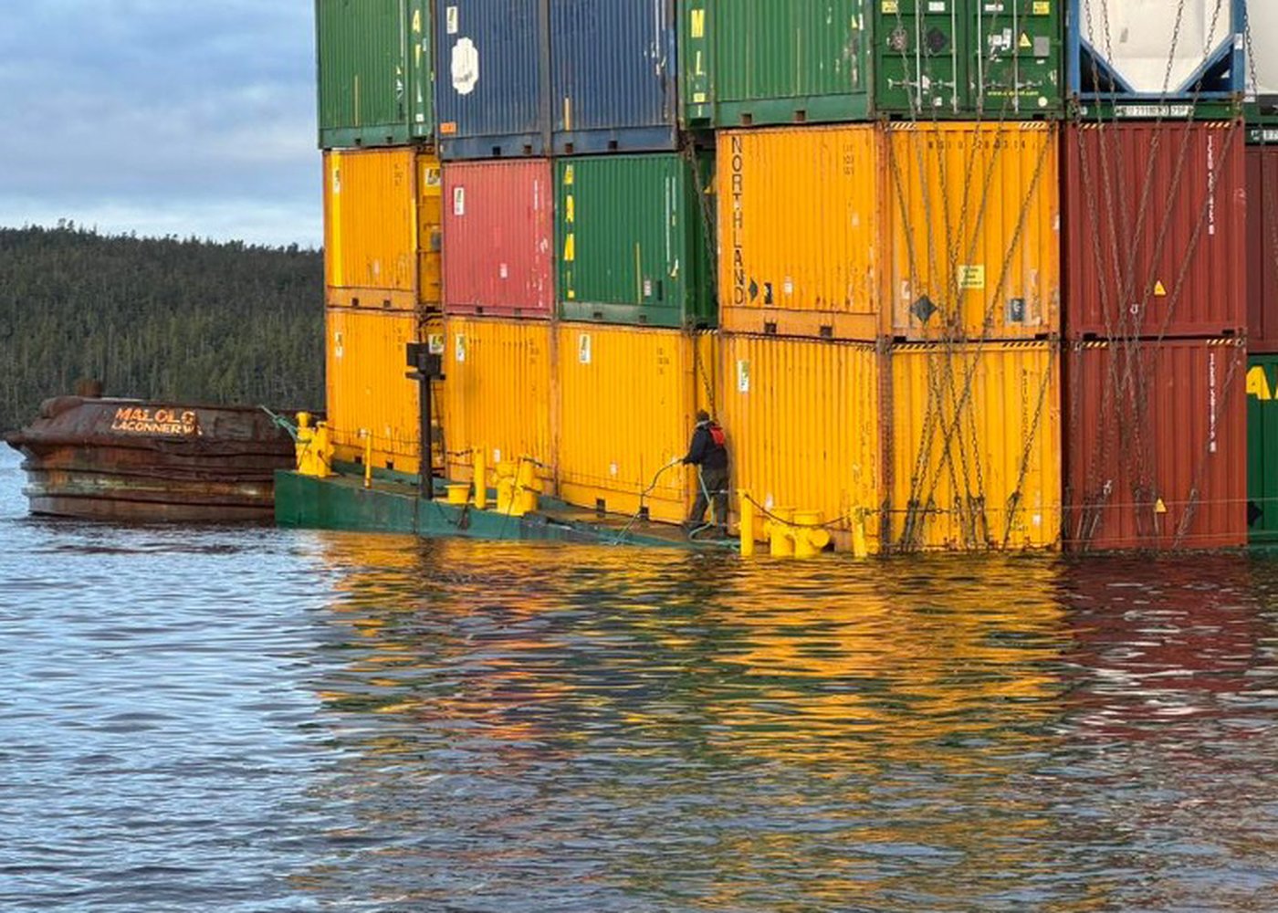 Une barge chargée à destination de Seattle coule au large de la Colombie-Britannique