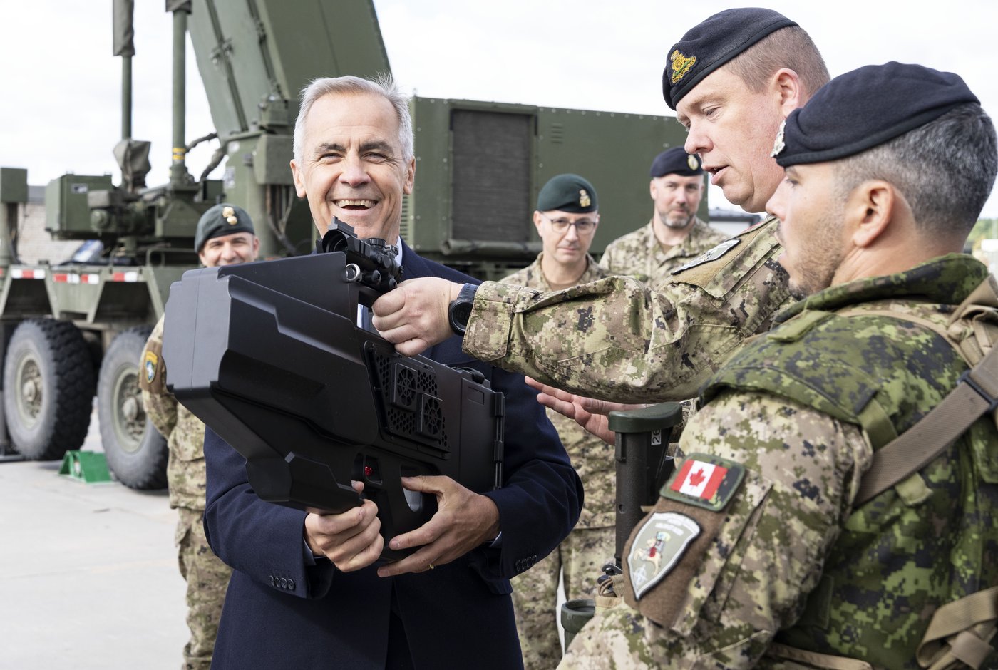 Mark Carney visite une base militaire en Lettonie pour conclure son voyage en Europe