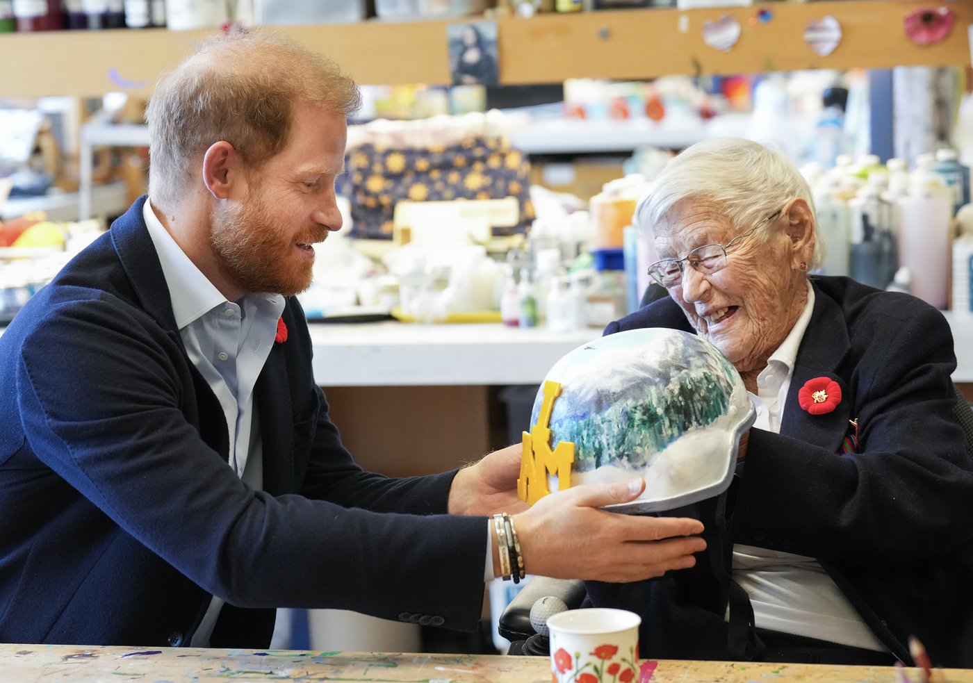 Le prince Harry visite d’anciens combattants canadiens lors de son séjour à Toronto