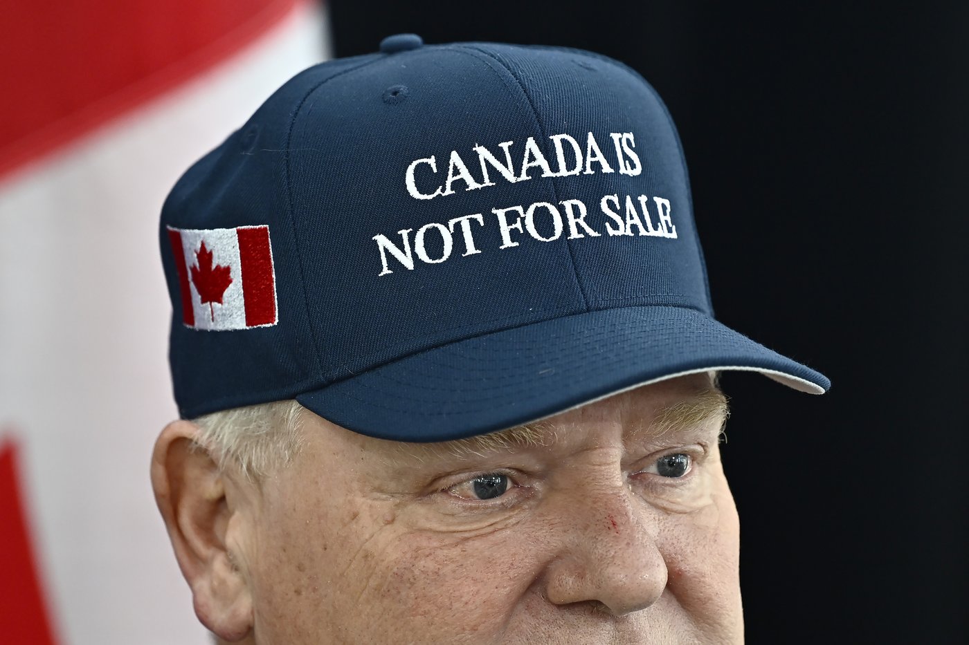 La casquette qui en dit long sur la difficulté de fabriquer entièrement au Canada