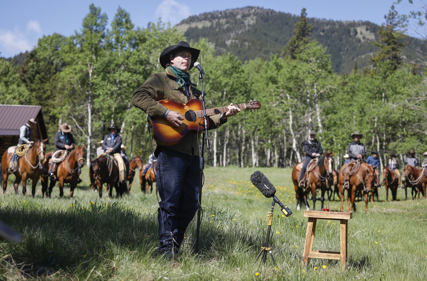 Le chanteur Corb Lund obtient le feu vert pour lancer une pétition contre le charbon