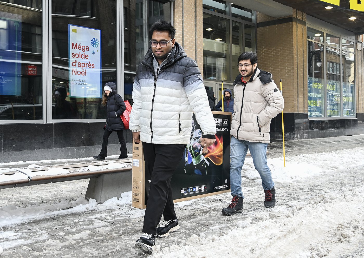Les soldes d'après Noël attirent les consommateurs malgré le mauvais temps