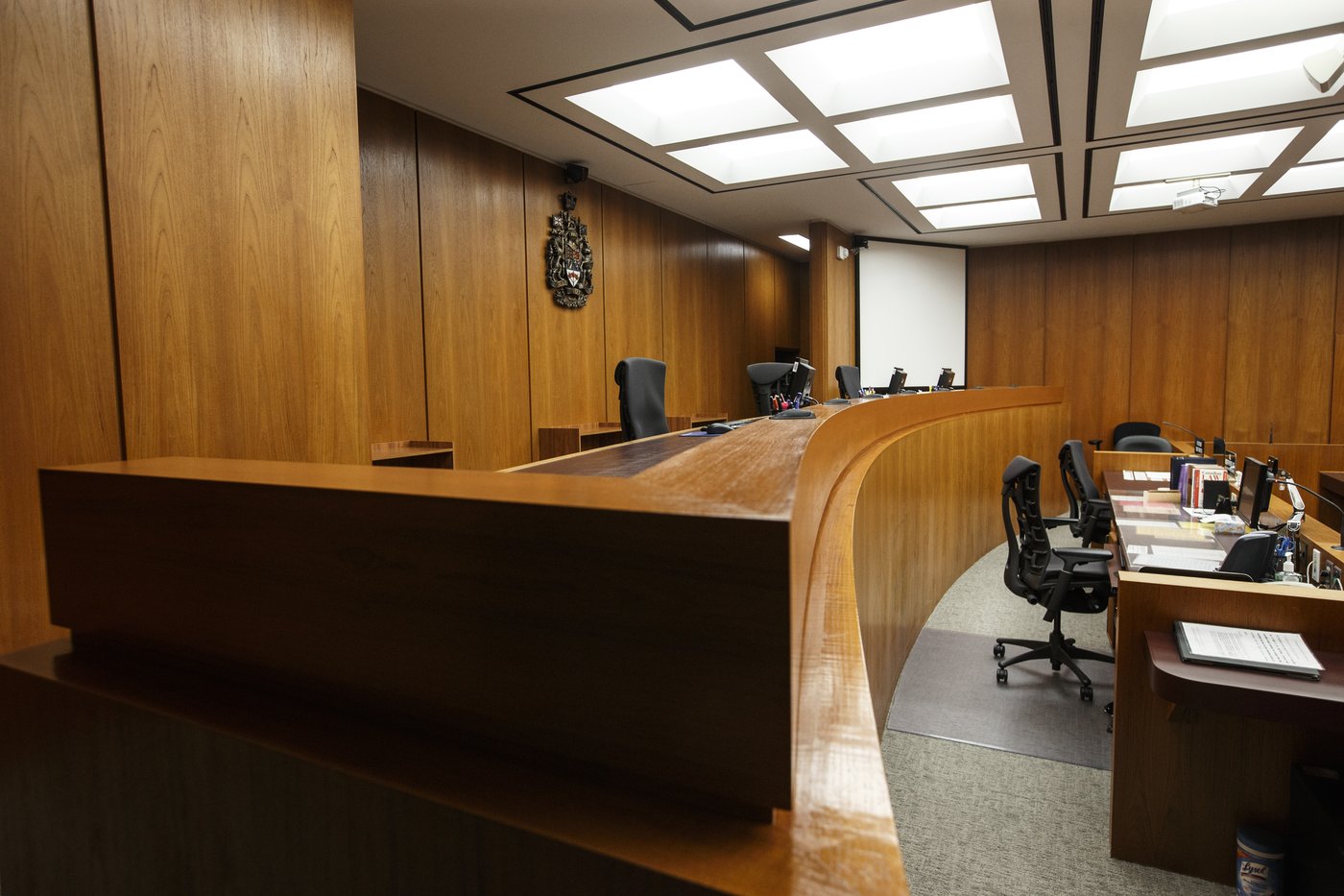 L'utilisation croissante de l'IA dans les tribunaux canadiens comporte des risques