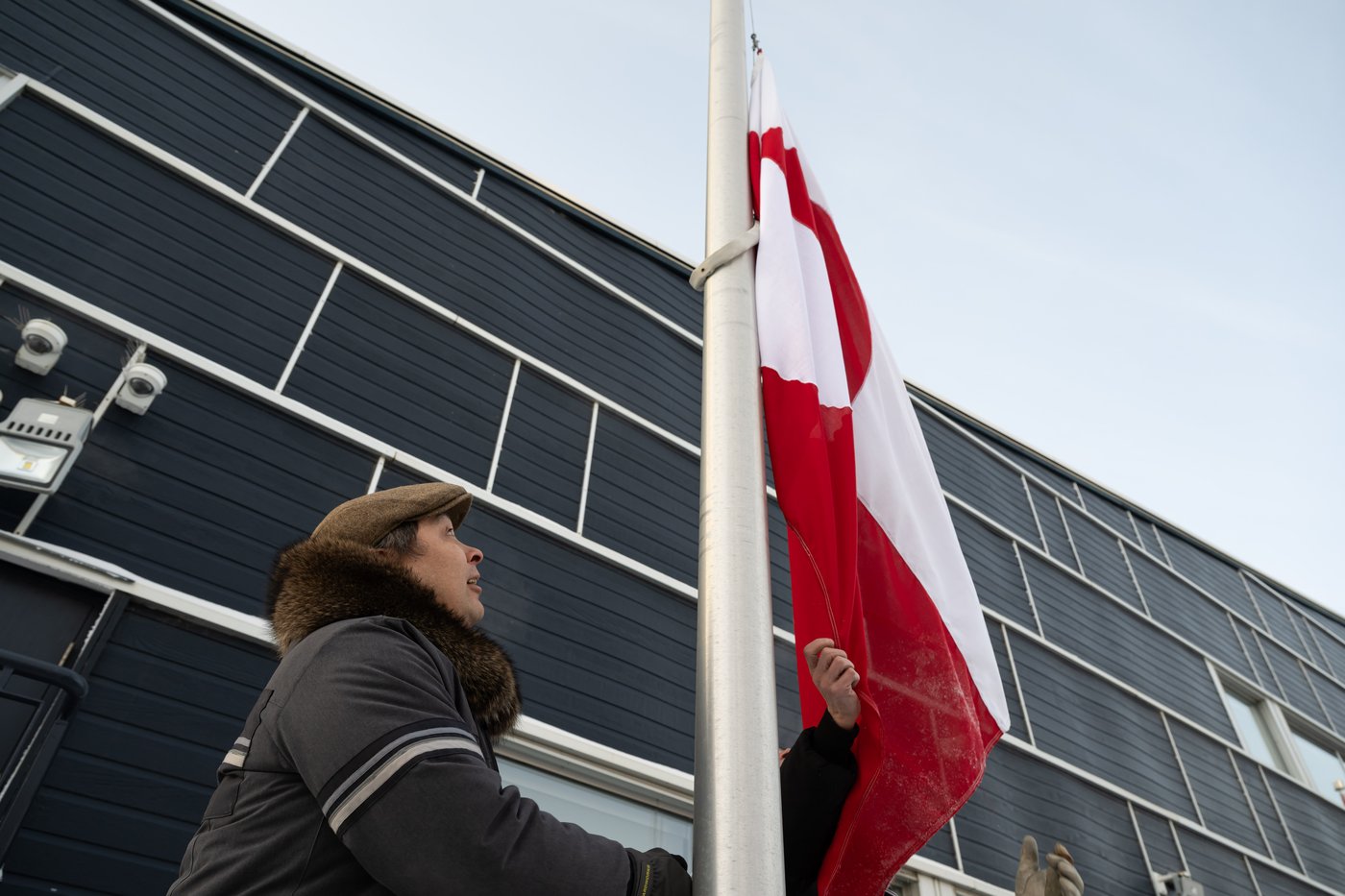 Les députés du Nunavut hissent le drapeau du Groenland en soutien face à Trump