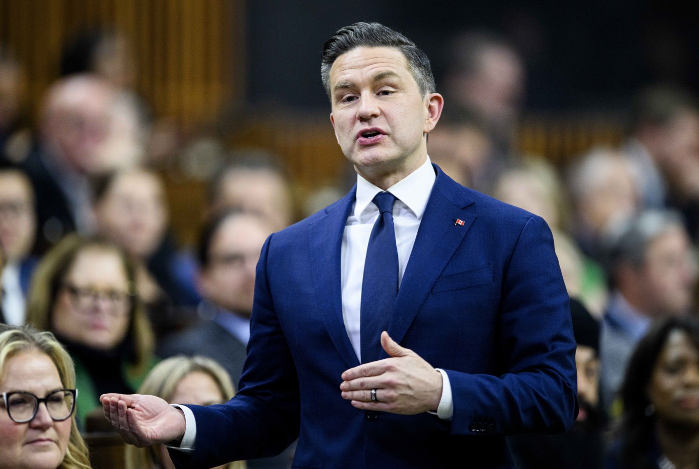 Poilievre promet de coopérer avec Carney alors que le Parlement reprend ses travaux