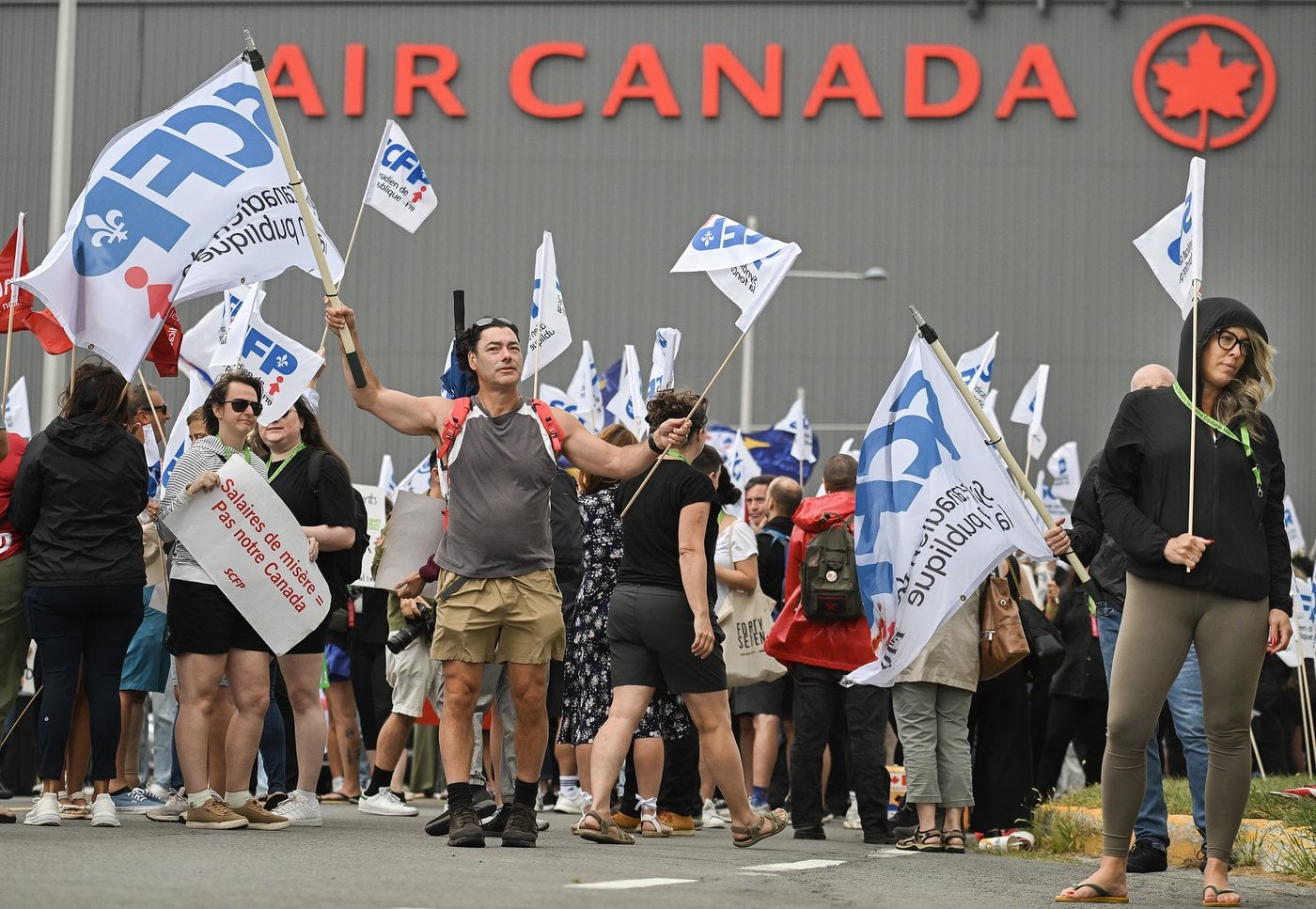 Un arbitre tranche la question des salaires des agents de bord chez Air Canada