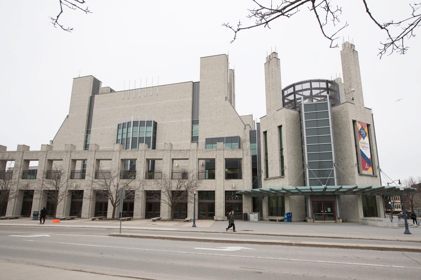 L'Ontario lève son gel des droits de scolarité dans les collèges et les universités