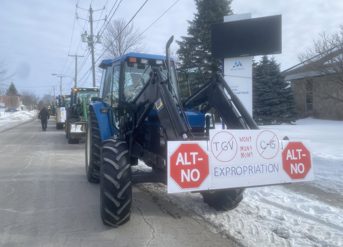 Des convois d'agriculteurs manifestent contre le TGV et C-5