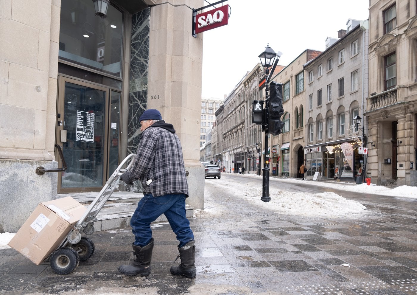 SAQ et Uber Eats: un syndicat voudrait que ses membres offrent le service