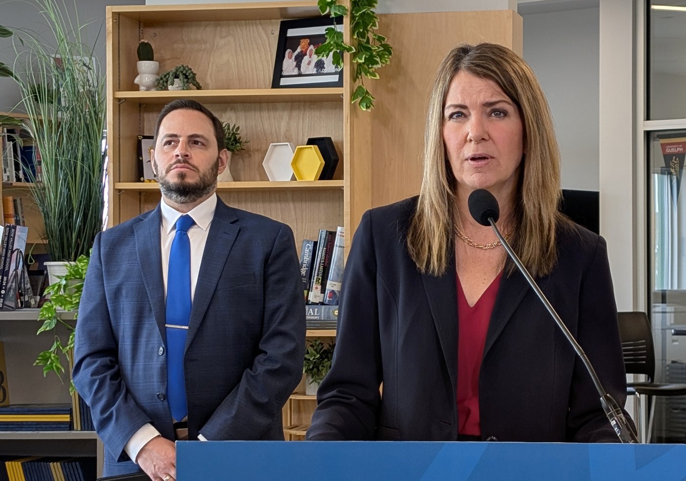 Danielle Smith consultera, mais a une préférence pour l'heure d'été permanente