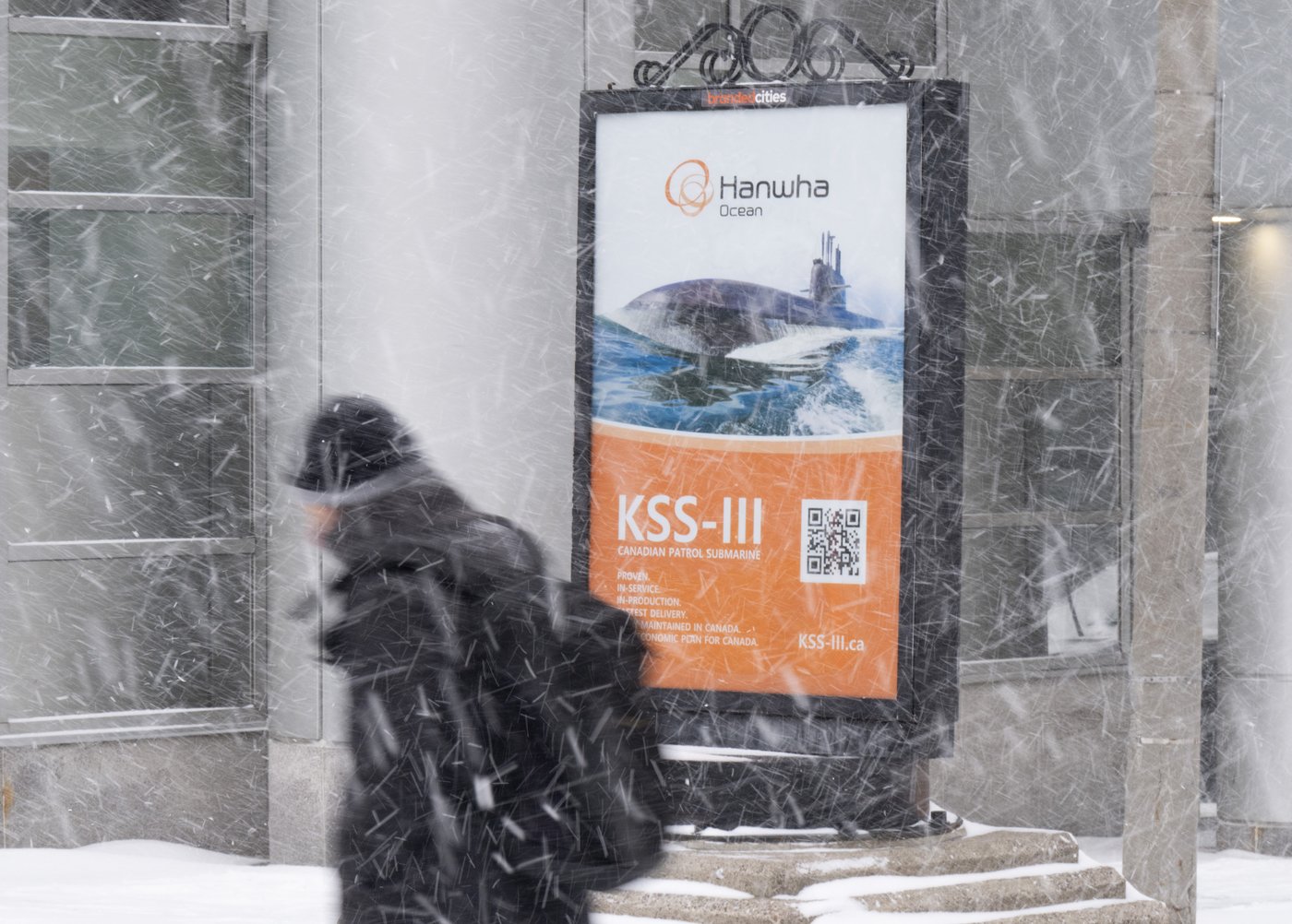 Hanwha Oceans fait appel à Peter Mansbridge pour une publicité de sous-marin à Ottawa