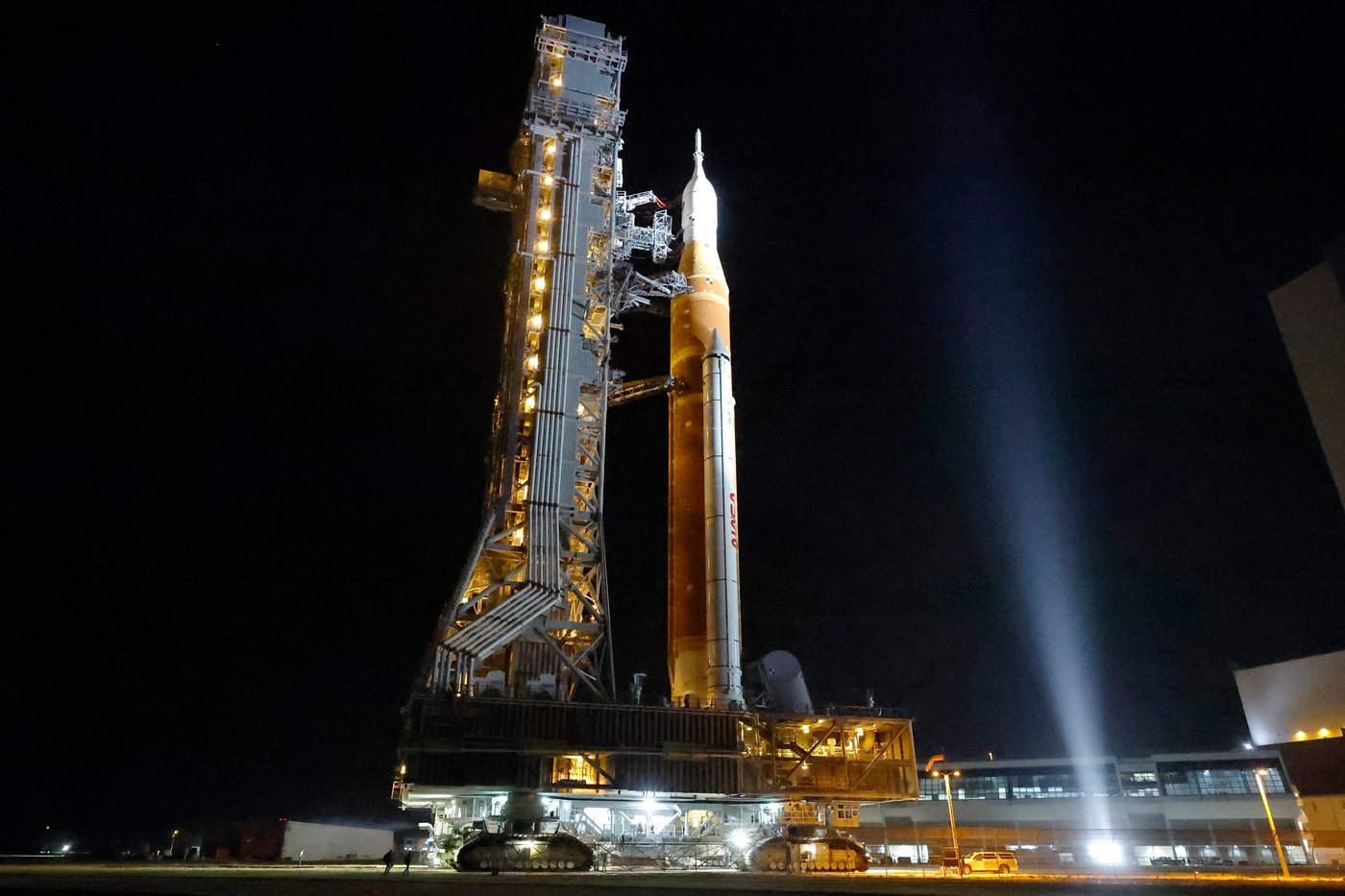 Préparatifs de la mission spatiale Artemis II: la fusée sur la rampe de lancement
