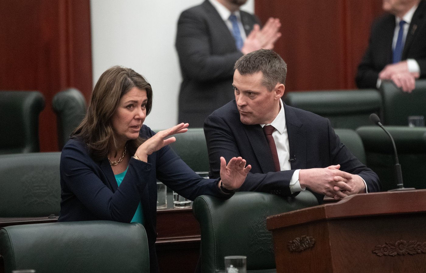 L'Alberta confirme que sa taxe sur l'essence restera en vigueur pour l'instant