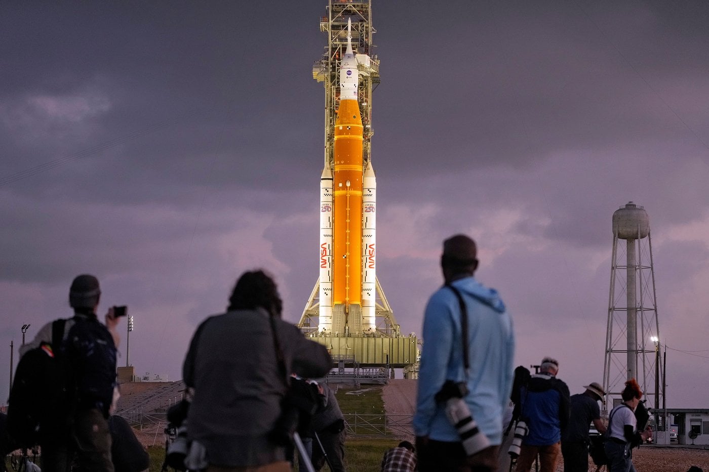 Les Canadiens se rassemblent pour le lancement de la mission Artemis II