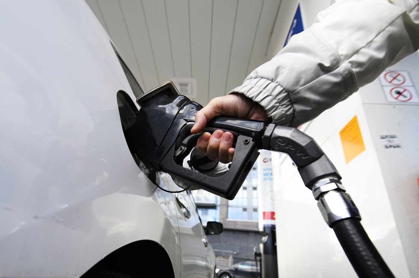 La fin de la «taxe carbone» fera baisser le prix de l'essence, mais pas au Québec