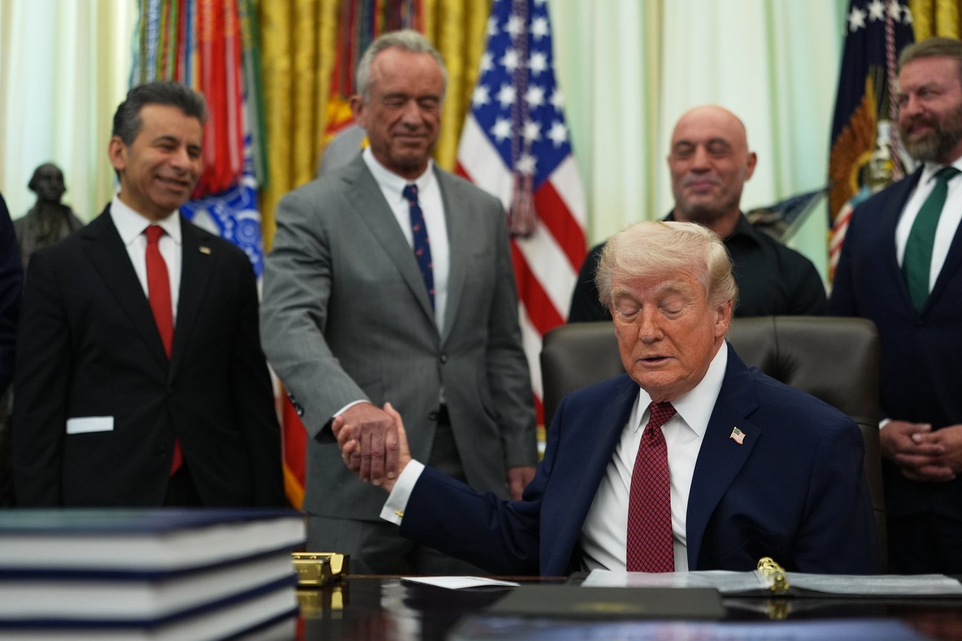 Trump signe un décret visant à accélérer l'examen des psychédéliques