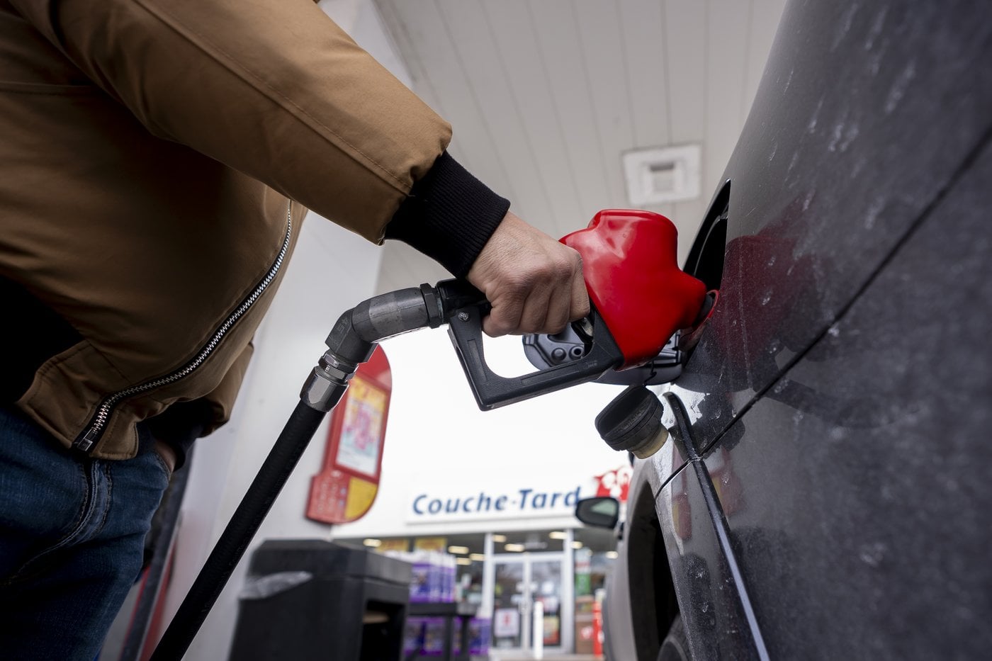 La suspension de la taxe d'accise fédérale sur l'essence entre en vigueur