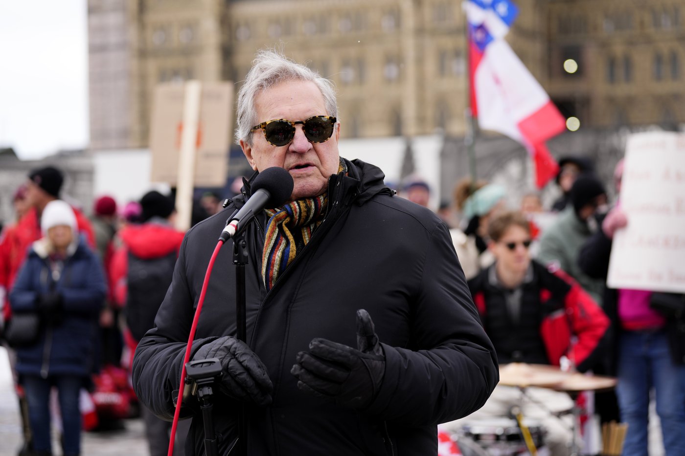 Lloyd Axworthy demande aux pays européens de respecter la Convention d'Ottawa