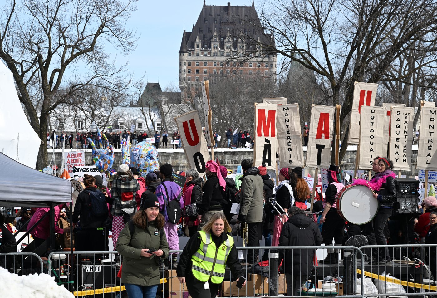 «À boutte», des milliers d'intervenants communautaires manifestent à Québec