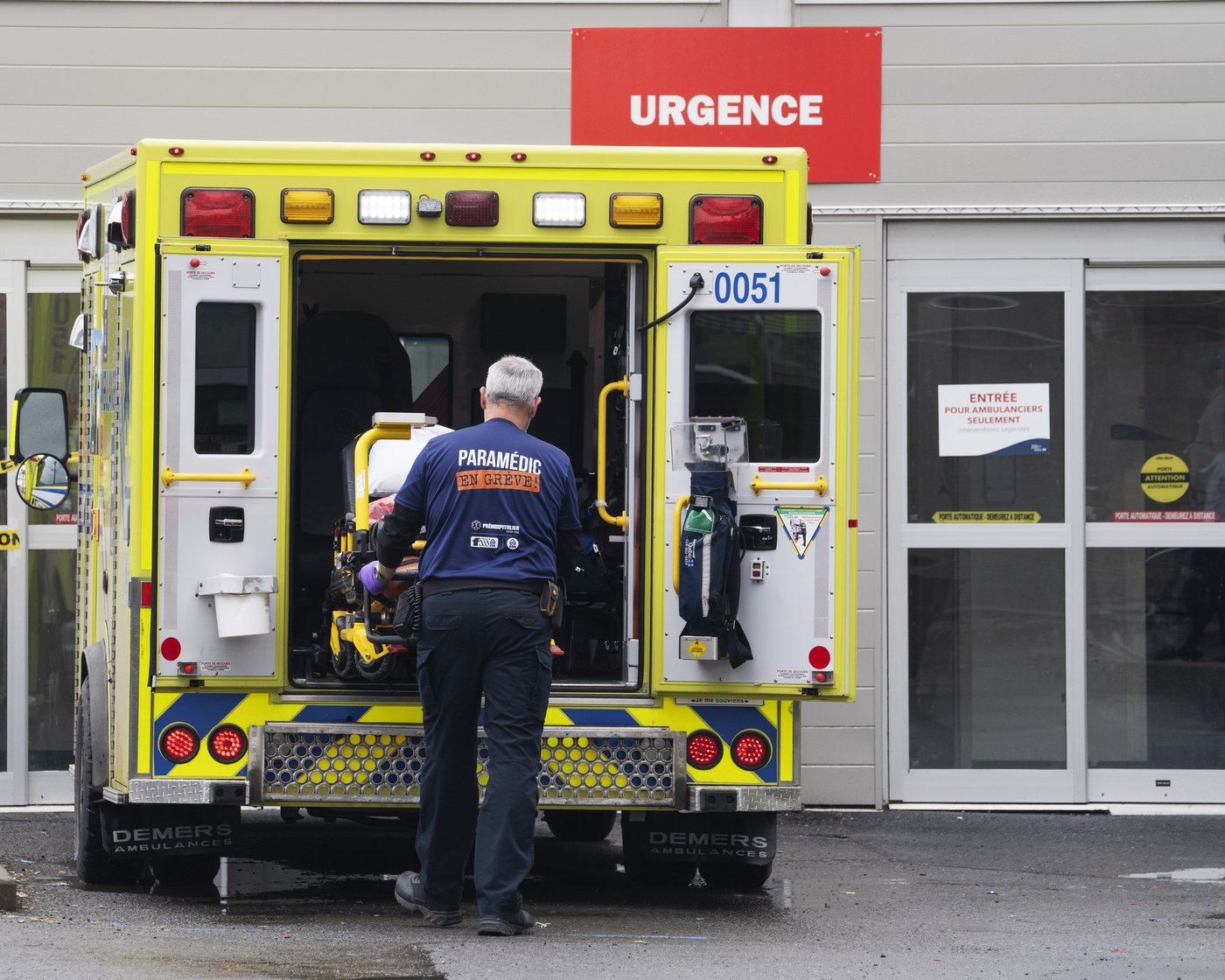 Une septuagénaire est gravement blessée par une chute de branche d'arbre à Montréal