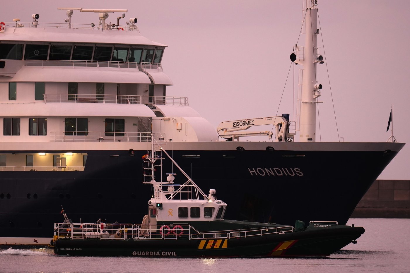 MV Hondius accoste à Ténérife, Canadiens bientôt évacués après éclosion d'hantavirus