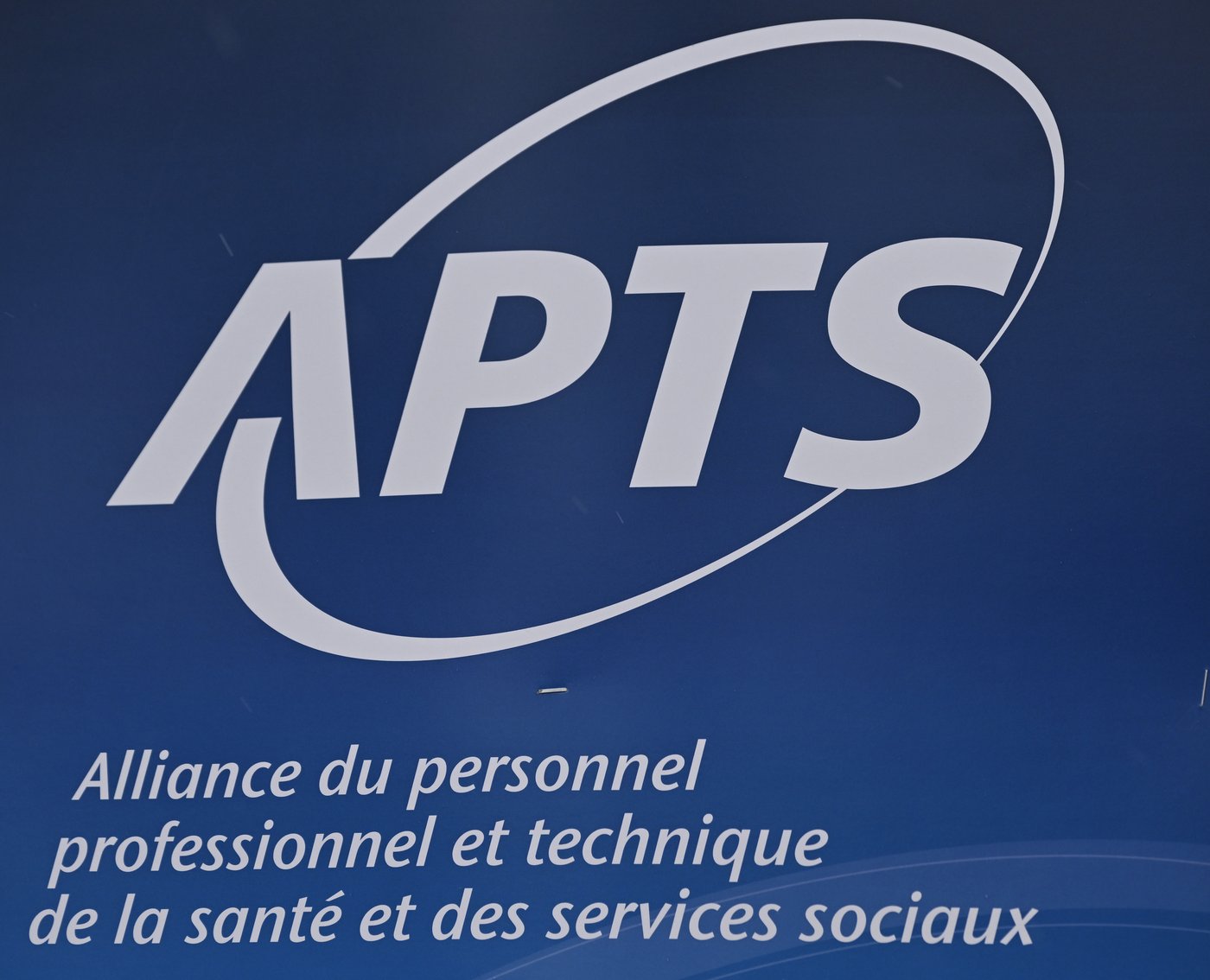 Une plainte d'entrave de l'APTS pour une affiche sur une porte rejetée