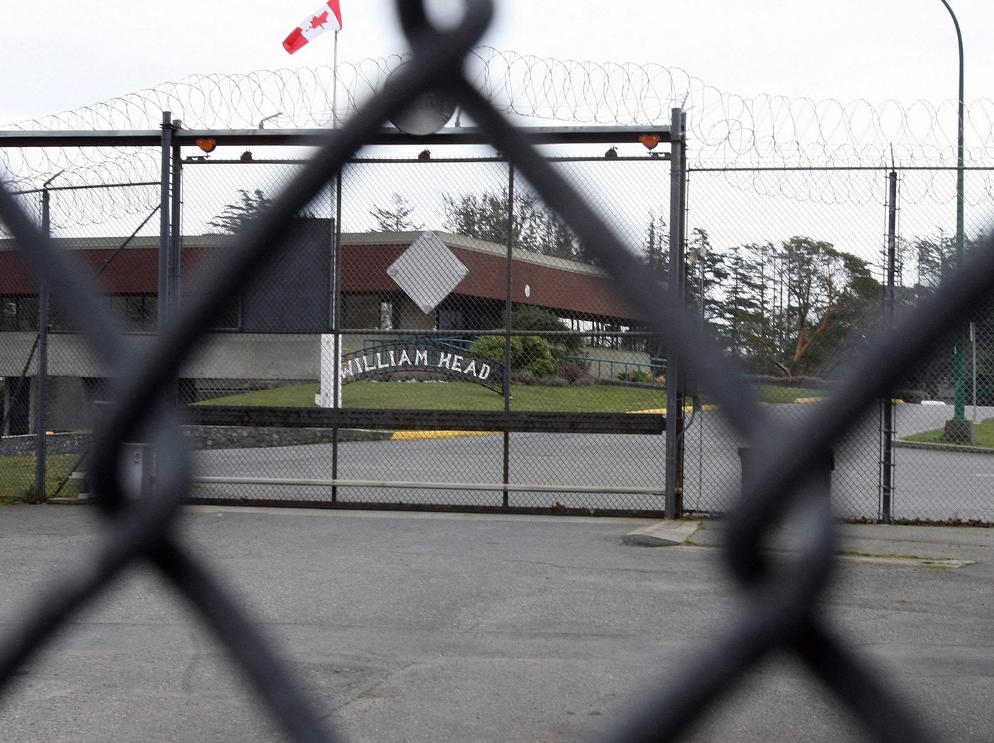 Le transfert d'un meurtrier qui aurait embrassé une gestionnaire de prison est annulé