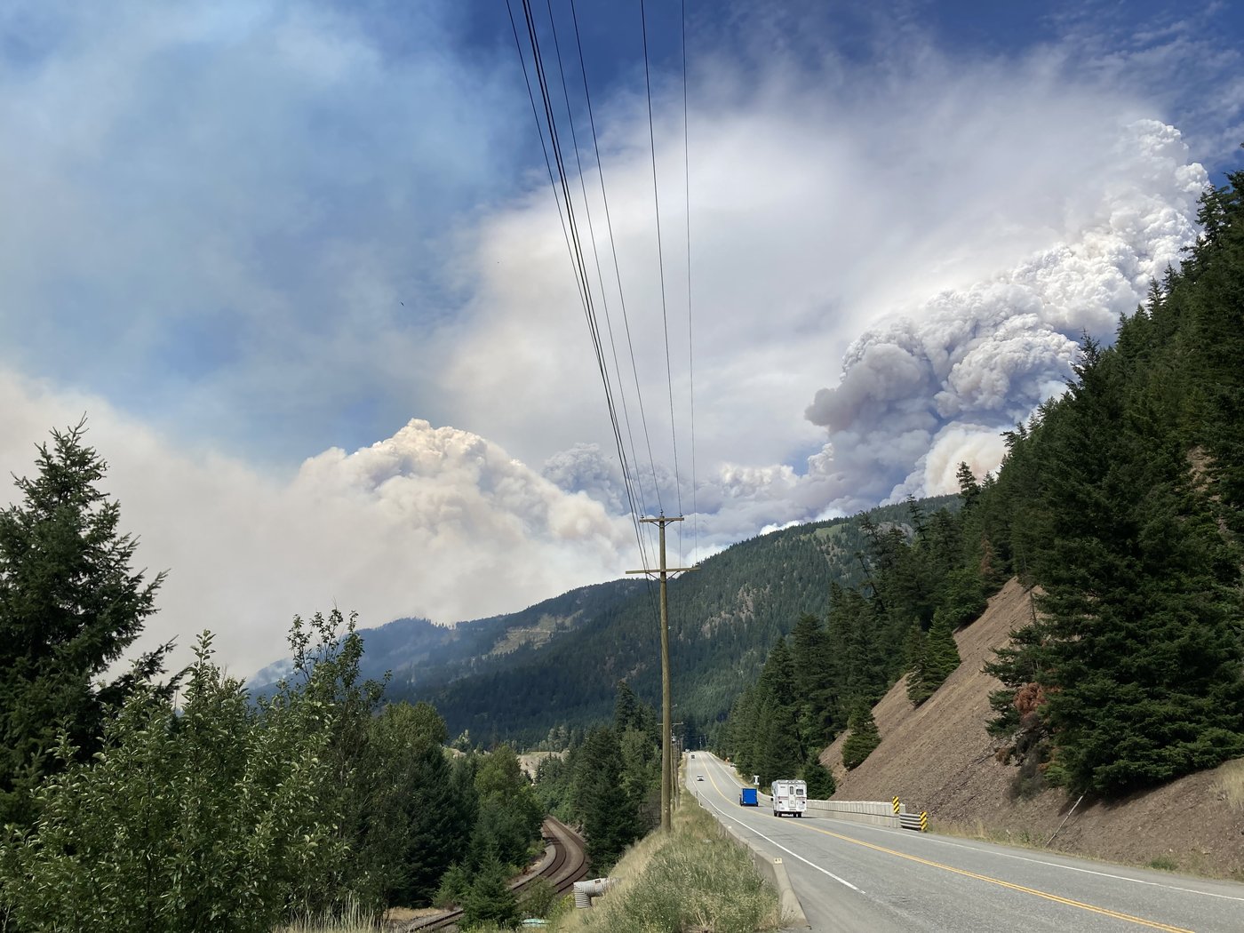 Un violent incendie de forêt détruit des bâtiments en Colombie-Britannique