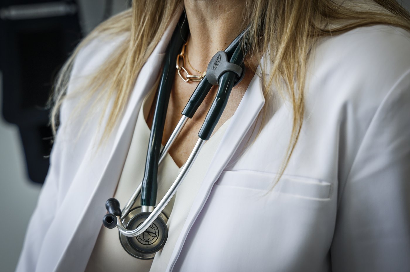 Les médecins de l'Ontario autorisés à soigner leurs proches en réponse à la crise