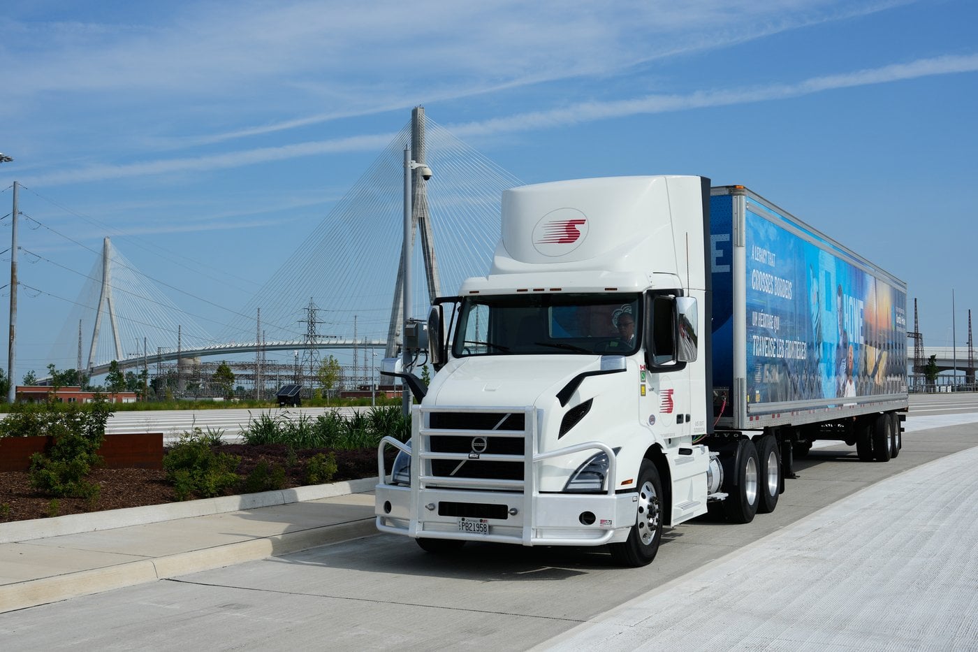 Des camionneurs affirment que le pont Gordie-Howe facilitera les transports